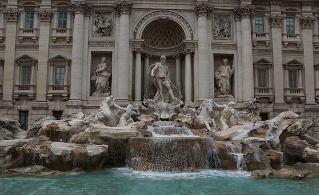 Photo fountain in front of historical building