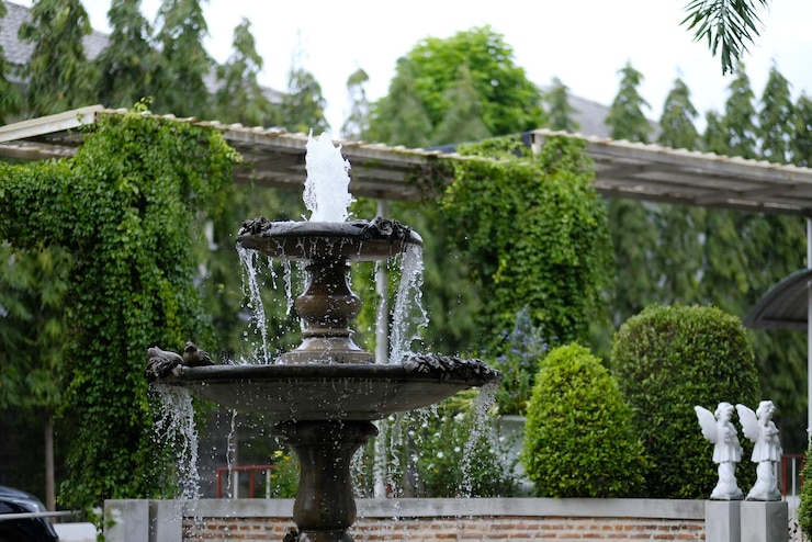 Photo fountain in garden against sky
