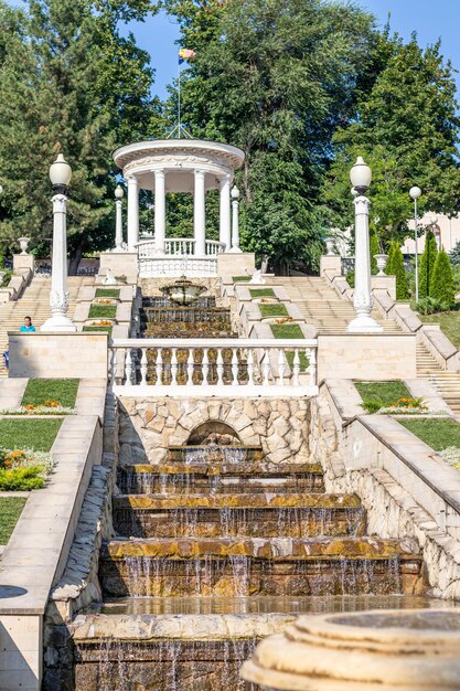 Foto la fontana nel giardino