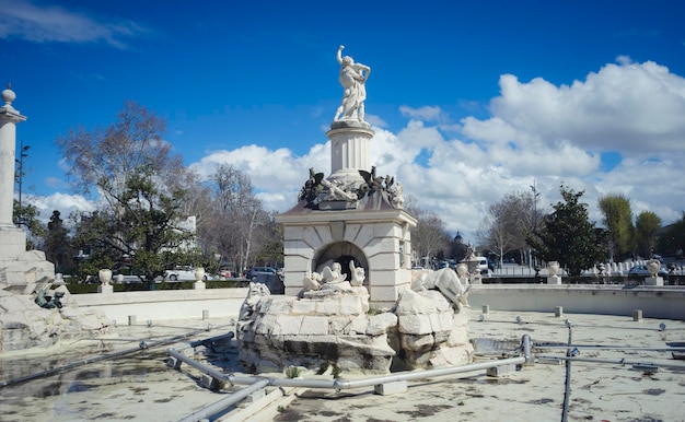 スペインにあるヘラクレスの噴水、アランフェス市の庭園。石造りの宮殿と美しい噴水と神話の人物がいる美しい秋の風景