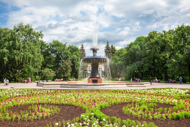 Фото Фонтан в екатеринбурге дендрологический парк (дендропарк) - общественный парк в центре города екатеринбурга, россия.