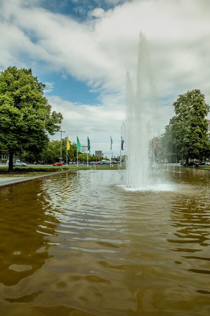 Photo fountain in lake against sky