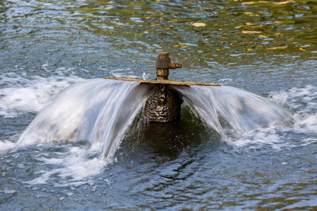 Foto fontana in un lago