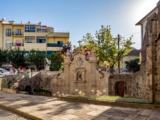 Фонтан рядом с воротами Porta dos Cavaleiros Viseu.