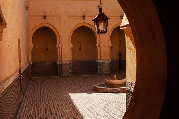 Photo fountain in mausoleum of moulay ismail in meknes in morocco