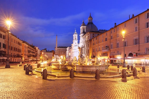 イタリア、ローマの夜の有名なナヴォーナ広場広場にあるネプチューンの噴水。
