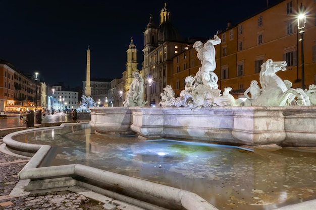 イタリアのローマのナボナ広場にあるネプチューンの噴水 ⁇ 刻群の夜景