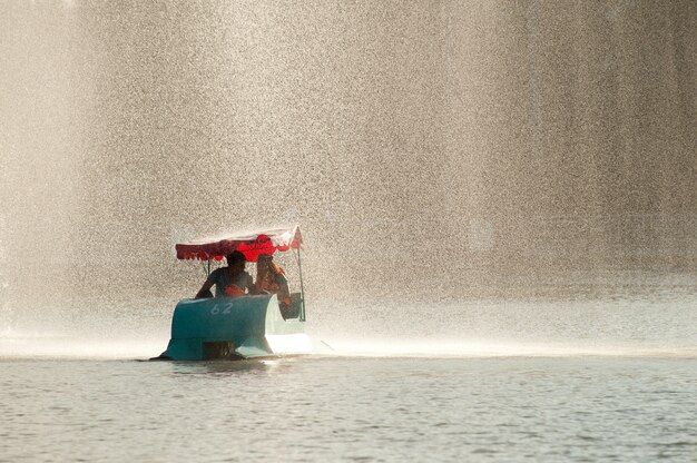 タイのデュシットパークでの噴水とパドルボート