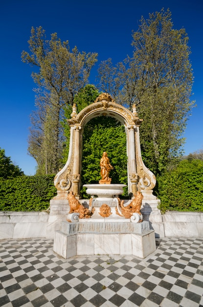 スペイン、セゴビア、ラ・グランハ・デ・サン・イルデフォンソの宮殿庭園の噴水