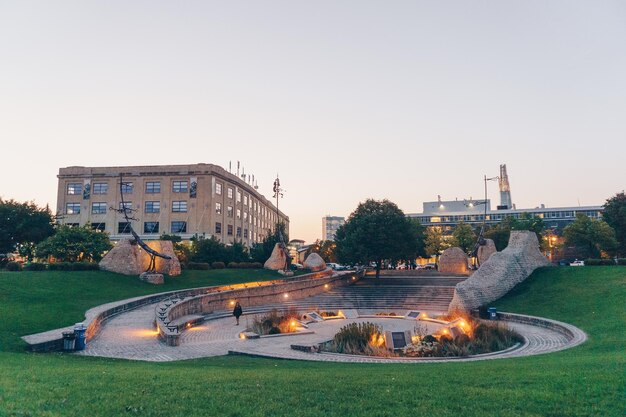 Foto fontana nel parco contro un cielo limpido