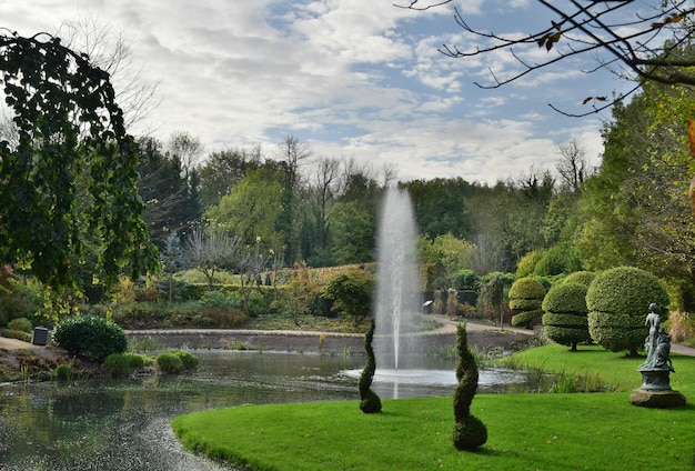 Photo fountain in park against cloudy sky