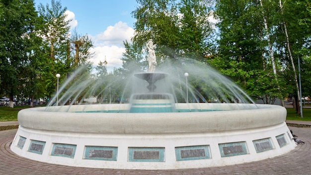 Foto fontana nel parco di tomsk russia