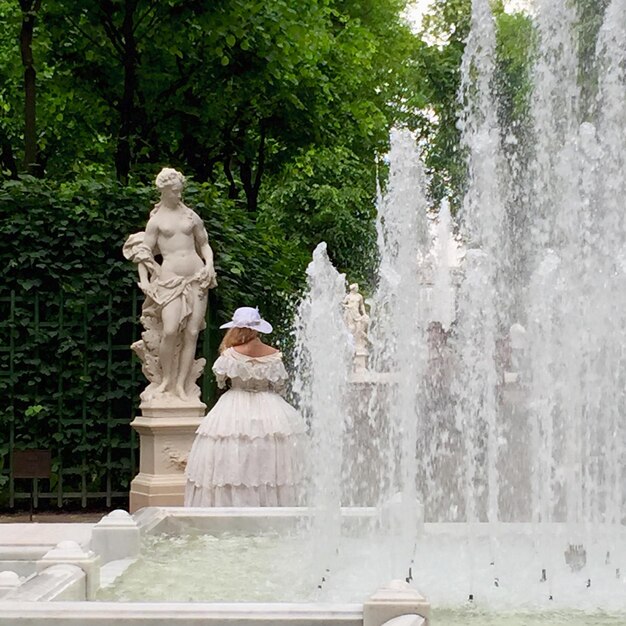 Foto fontana nel parco