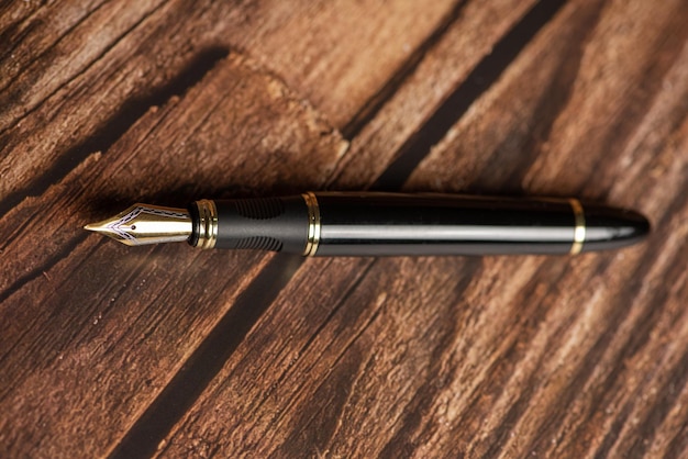 Photo fountain pen beautiful fountain pen on a rustic wooden surface selective focus