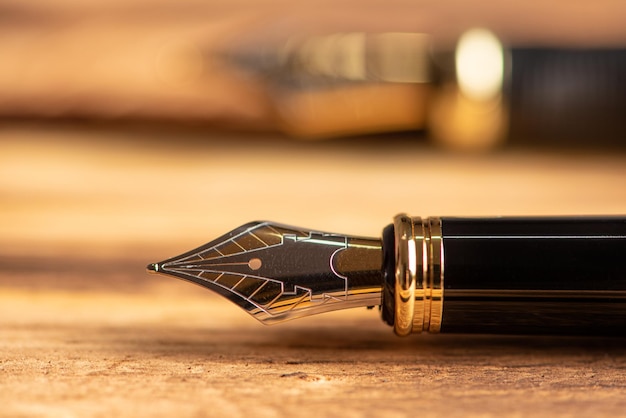 Photo fountain pen beautiful fountain pen on a rustic wooden surface selective focus