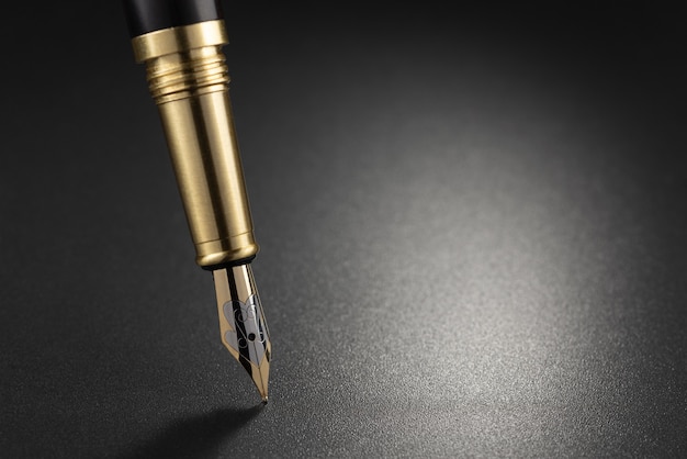 Фото Перьевая ручка на темном фоне