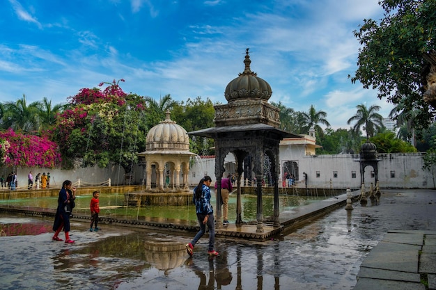 Фонтан в саду Сахелион ки Бари, также известном как Двор Девы. Эта популярная туристическая достопримечательность в Удайпуре, штат Раджастхан, Индия, привлекает большое количество посетителей.