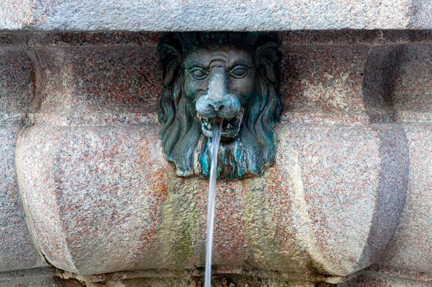 ライオンの頭の形をした噴水ミラノイタリア