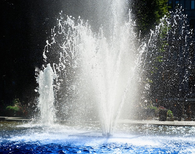 Foto la fontana spruzza lo sfondo hd