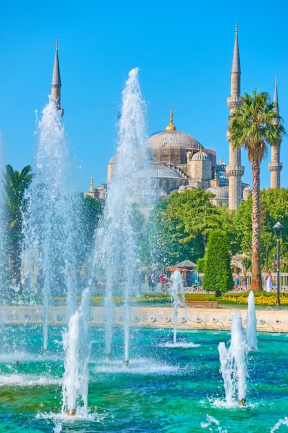 Fontana sulla piazza di sultanahmet accanto alla moschea blu di istanbul, turchia