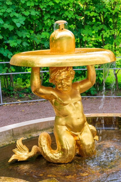 Fontana campana del tritone nel parco inferiore di peterhof a san pietroburgo russia