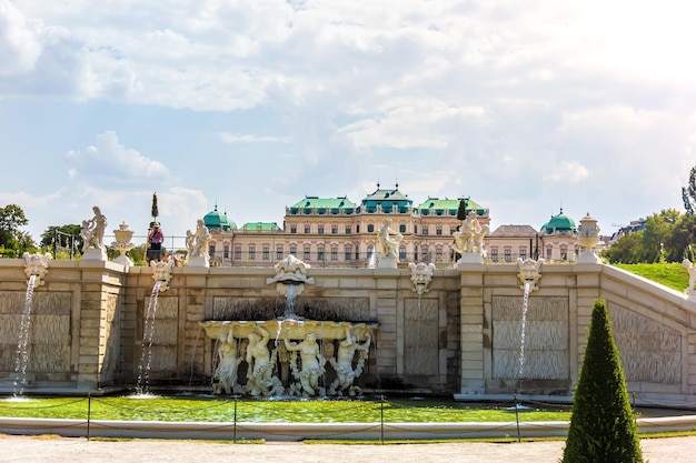 상부 벨베데레 분수 (Belvedere Fountain) 는 비엔나 정원에서 볼 수 있다.