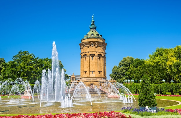 Fontana e torre dell'acqua sulla piazza friedrichsplatz a mannheim - germania