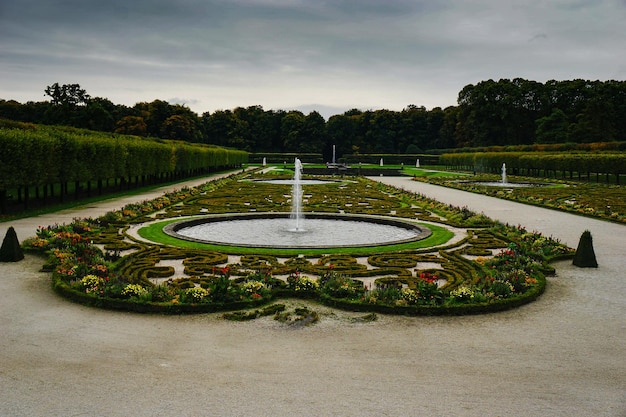 Foto fontane nel giardino vicino agli alberi contro il cielo