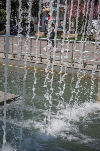 공원 의 수영장 에서 반이는 물 을 아내는 분수