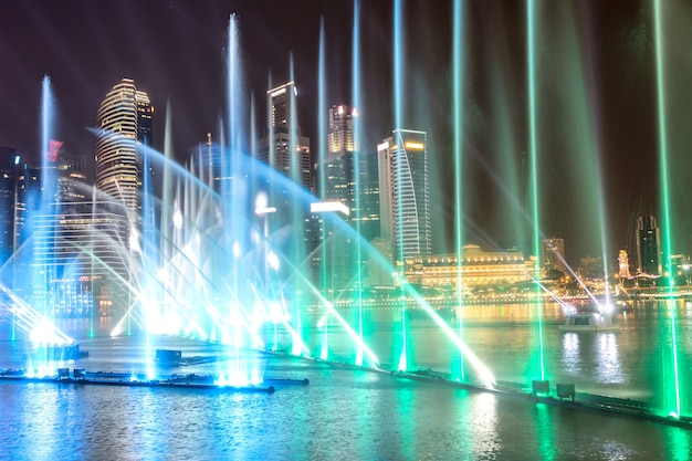 Spettacolo di laser notturno delle fontane a singapore vicino a marina bay sands di notte