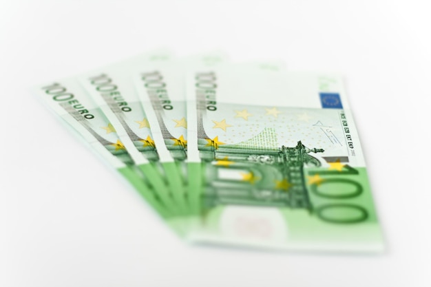 Четыре банкноты евро, изолированные на белом фоне