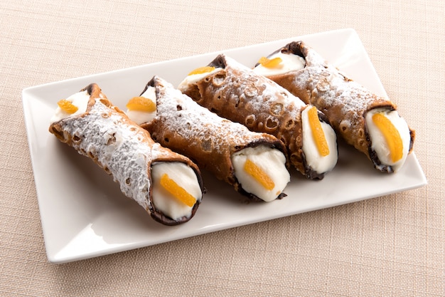 Foto quattro cannoli siciliani con ripieno di ricotta cremosa