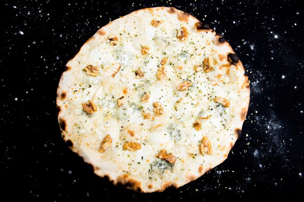 Photo four cheese pizza. neapolitan pizza made with a variety of european cheeses such as mozzarella, brie