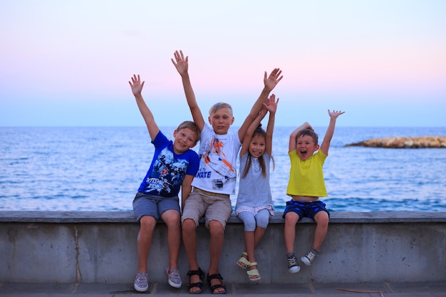 Foto quattro figli sulla vocazione della spiaggia la giovane famiglia in vacanza si diverte molto