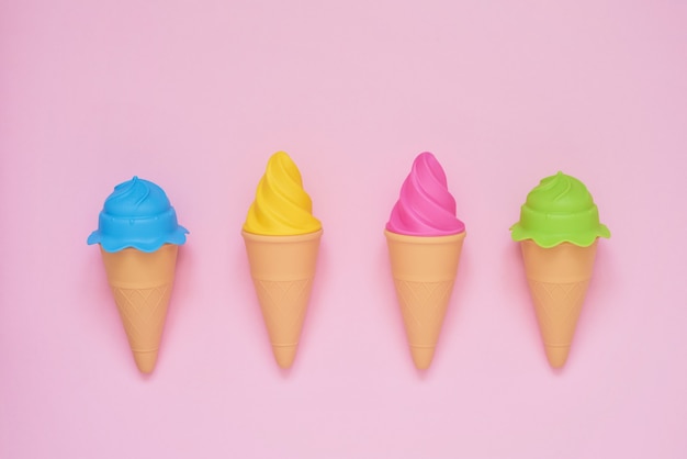 사진 핑크에 4 개의 다채로운 장난감 아이스크림. 여름 개념. 상위 뷰, 복사 공간.