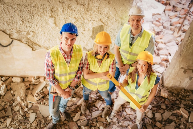 災害で被害を受けた建物の4人の建設建築家。