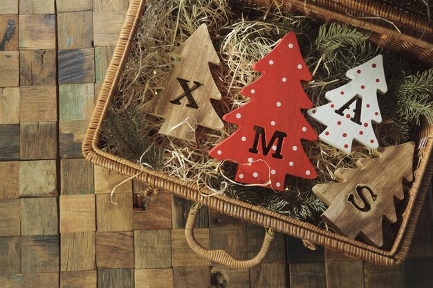 Четыре декоративные деревянные елки с резными буквами xmas и рождественскими украшениями