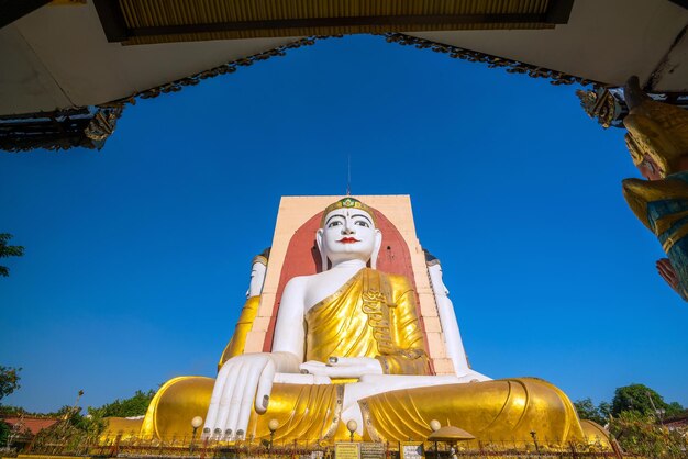 Photo four faces of buddha at kyaikpun buddha