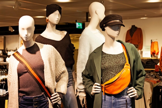 Foto quattro modelle femminili che indossano abiti moderni d'autunno per quest'anno