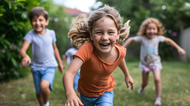 4人の幸せな子供たちが晴れた日に緑の畑で走っています彼らはみんな笑顔で気楽に見えます