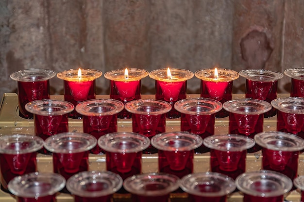 Фото Четыре зажженные свечи внутри церкви