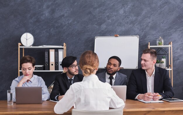 委員会の4人のメンバーが仕事の候補者と話している