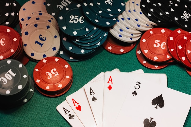 Four of a kind of aces in poker op de speeltafel met chips