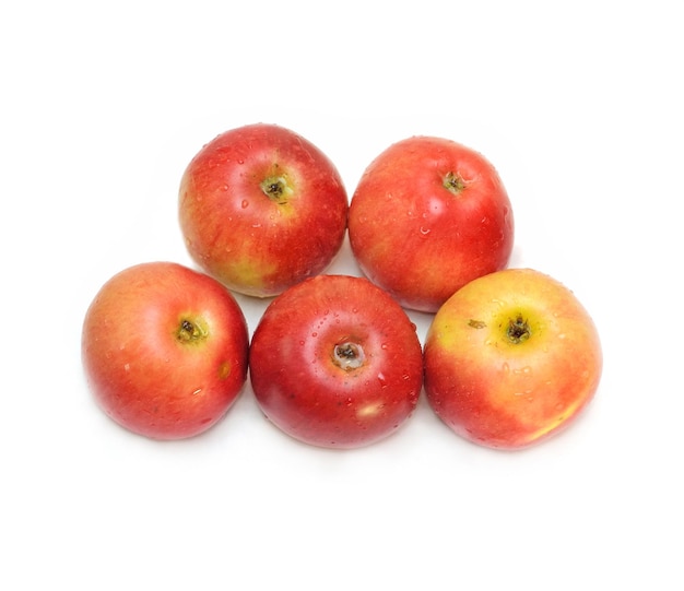 Quattro mele rosse su sfondo bianco