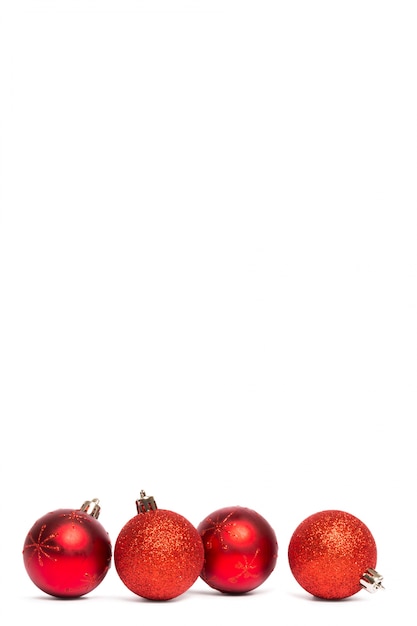 4つの赤いクリスマスボールの装飾