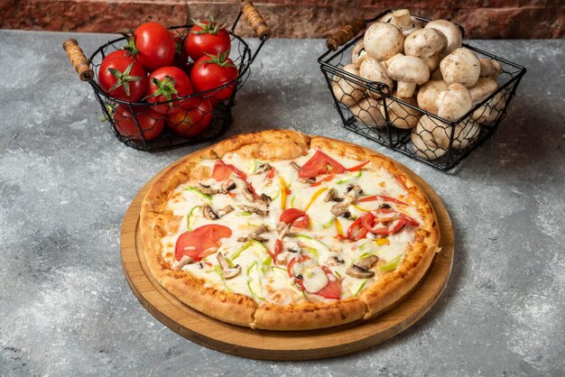 Pizza quattro stagioni con ingredienti