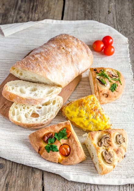 Focaccia a quattro sezioni e ciabatta