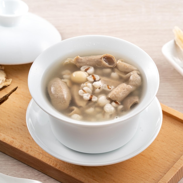 Four Tonics Soup 맛있는 전통 중국 허브 맛 음식