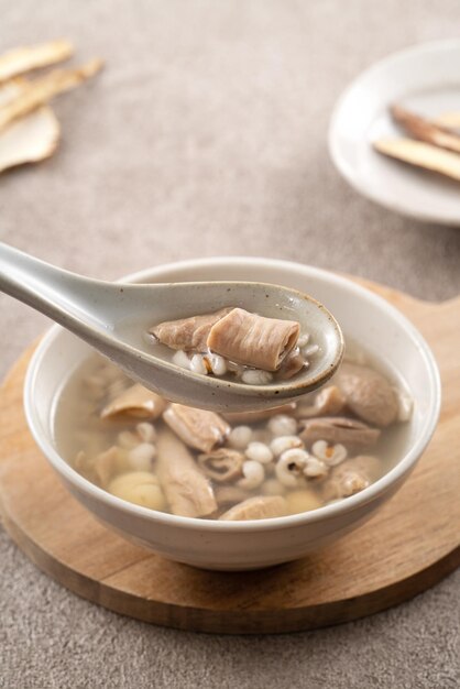 Суп «Четыре тоника» Вкусная традиционная китайская еда со вкусом трав