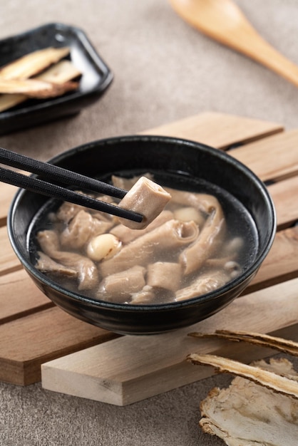 Four Tonics Soup 맛있는 전통 중국 허브 맛 음식